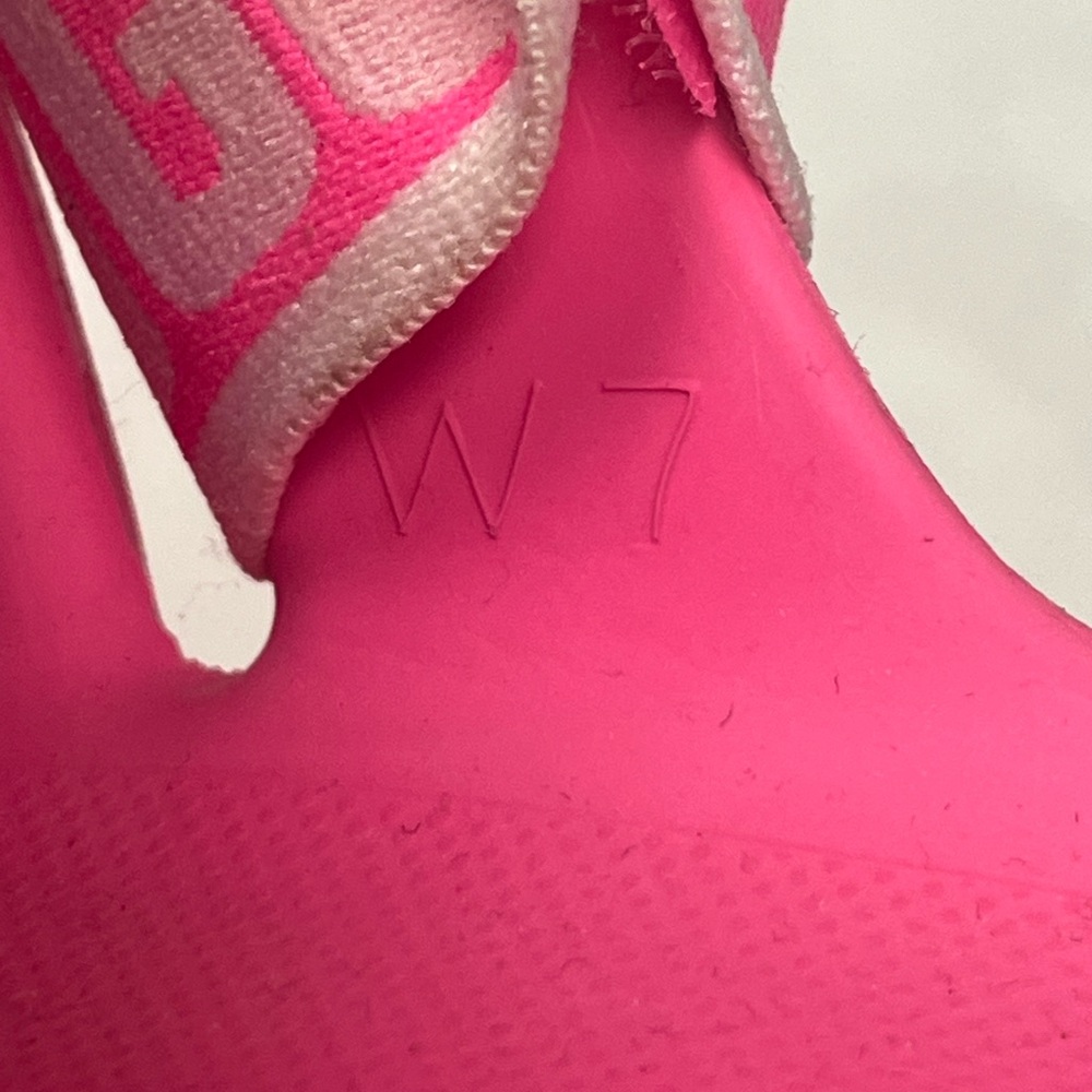 **like new** UGG Women’s Vibrant Pink Sandals - Picture 8 of 9